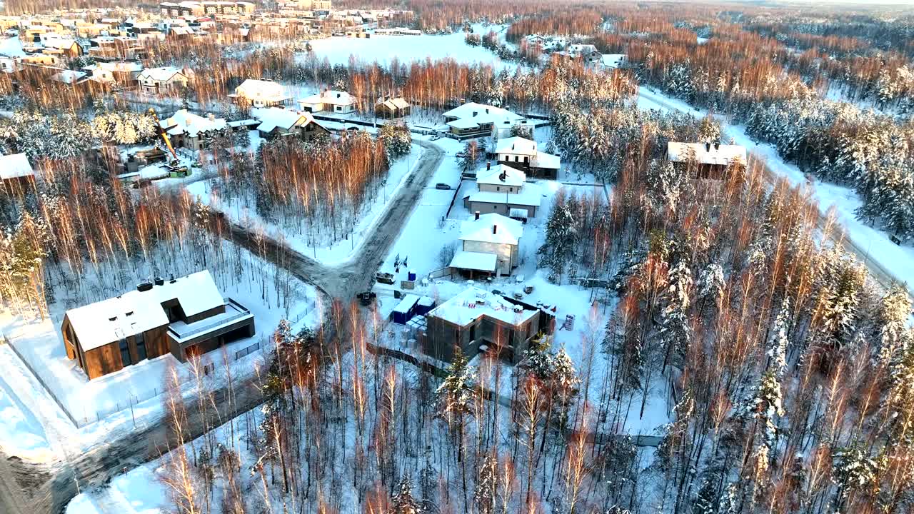 冬天的联排别墅。屋顶房屋在雪中，俯视图。雪景中的住宅小区。视频素材