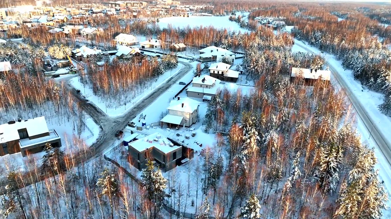 冬天的联排别墅。屋顶房屋在雪中，俯视图。雪景中的住宅小区。视频素材