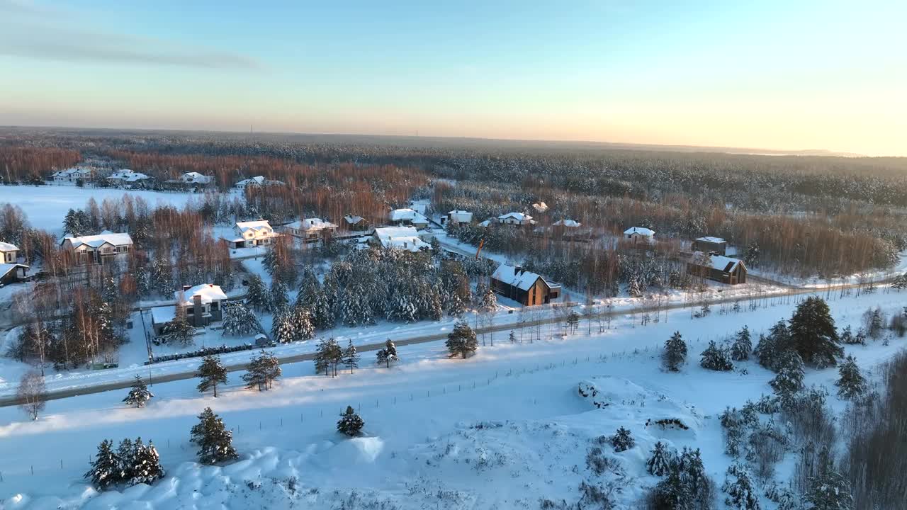 冬天的联排别墅。屋顶房屋在雪中，俯视图。雪景中的住宅小区。视频素材