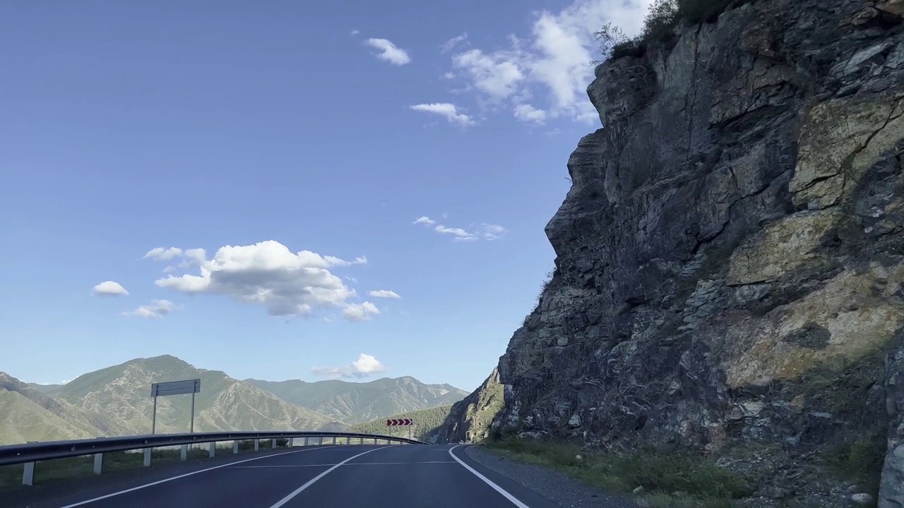 沿着蜿蜒的山路欣赏壮丽的风景。视频素材