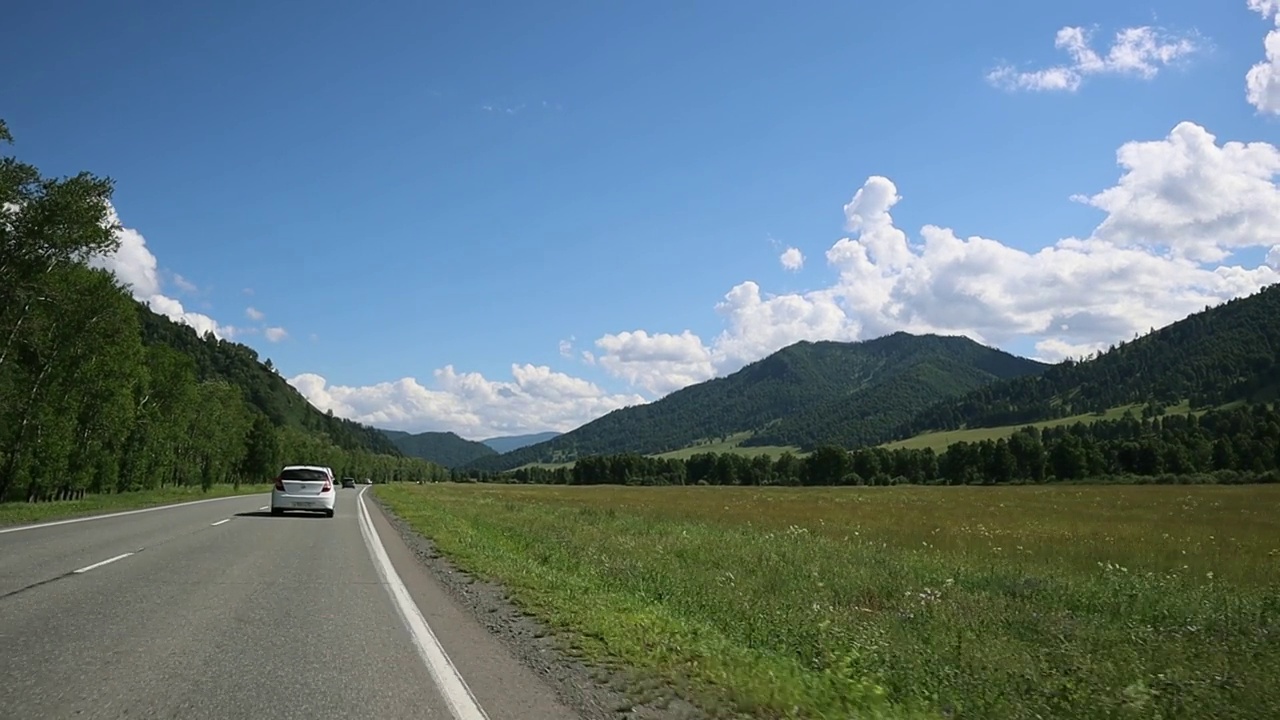 沿着阿尔泰山脉蜿蜒的壮丽风景。视频素材