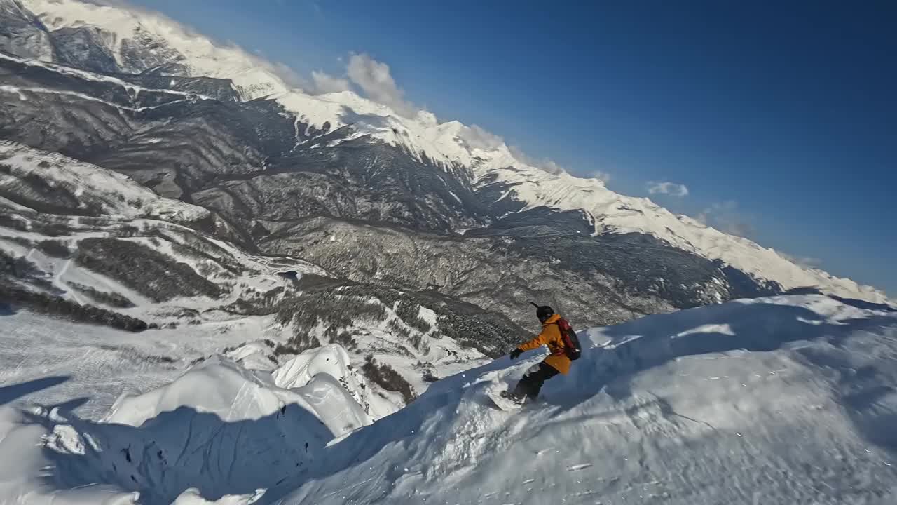 滑雪板骑山顶极限运动自由式特技跳跃自由飞行鸟瞰图视频素材