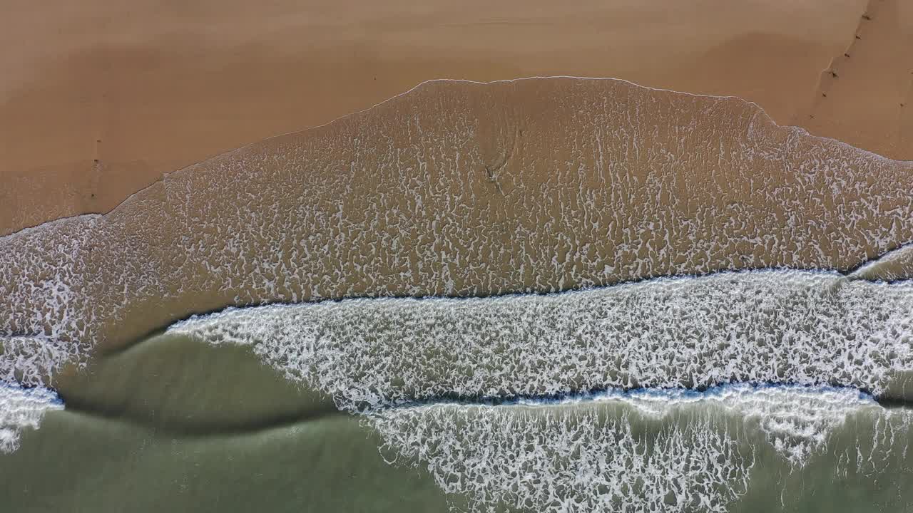 航拍的福建省海岸线，海滩上的海浪视频素材