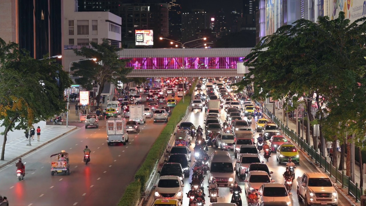 繁忙的城市街道交通堵塞在圣诞节和新年庆祝活动视频素材