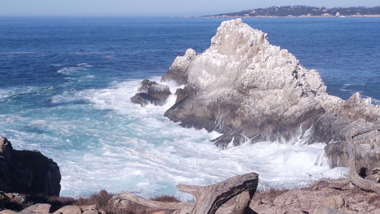 悬崖的岩石峭壁，海洋海滩，Point Lobos，加利福尼亚海岸。波崩溃。视频素材