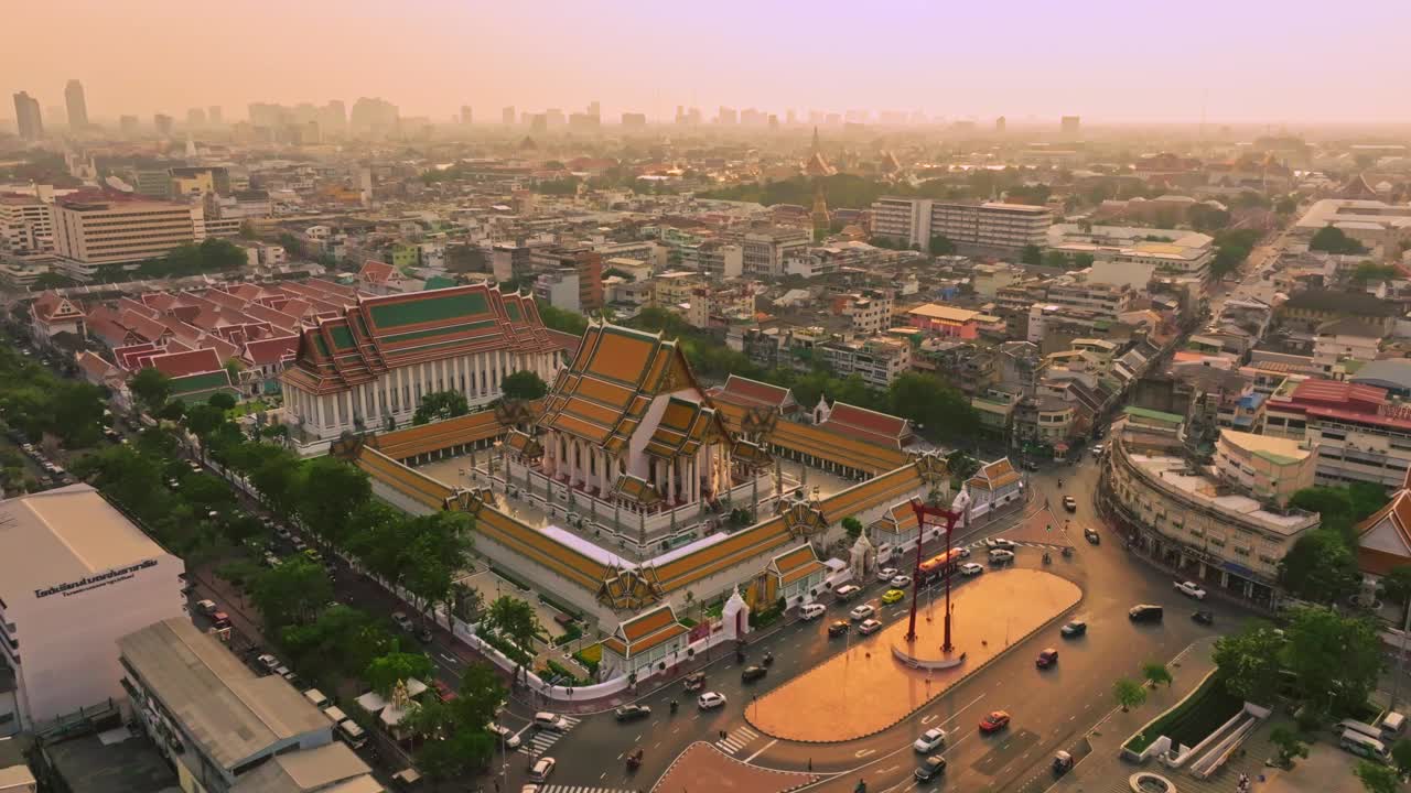 落日时分的红巨人秋千和素塔·特瓦拉兰寺，泰国曼谷最著名的旅游景点视频素材