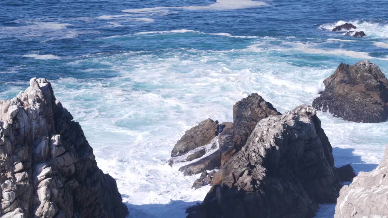 悬崖的岩石峭壁，海洋海滩，Point Lobos，加利福尼亚海岸。波崩溃。视频素材