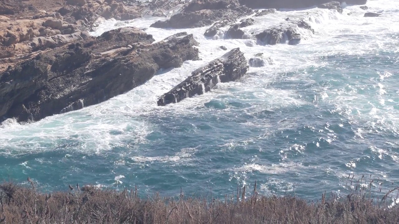 悬崖的岩石峭壁，海洋海滩，Point Lobos，加利福尼亚海岸。波崩溃。视频素材