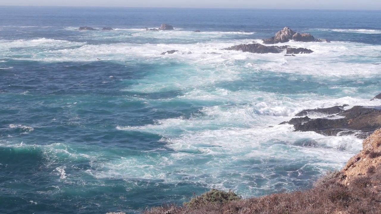 悬崖的岩石峭壁，海洋海滩，Point Lobos，加利福尼亚海岸。波崩溃。视频素材