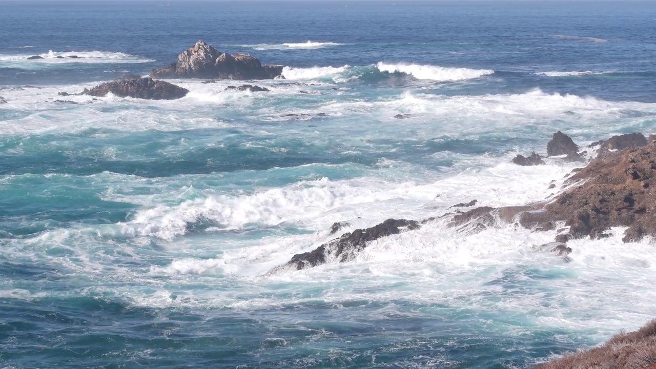 悬崖的岩石峭壁，海洋海滩，Point Lobos，加利福尼亚海岸。波崩溃。视频素材