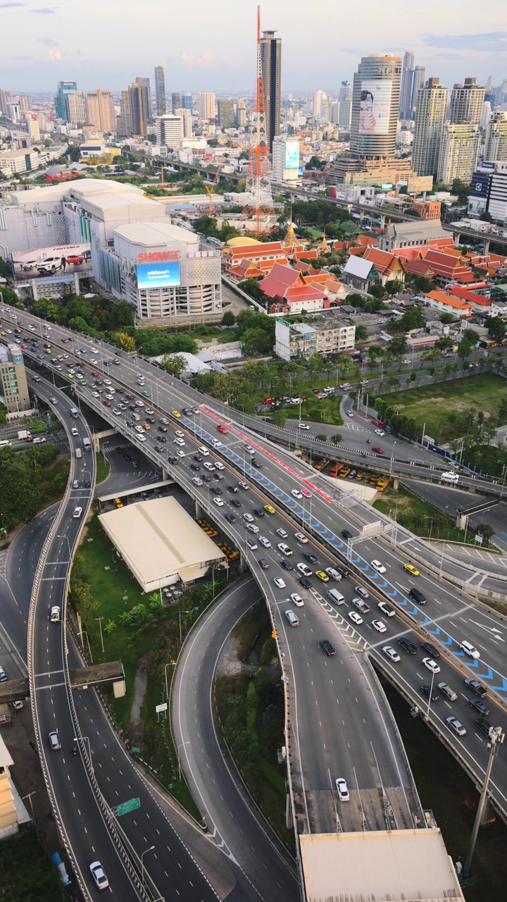 垂直视图上午在曼谷市泰国公路前往klong tan和ramkamhang视频素材