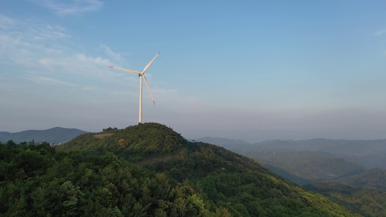 山顶风力发电站视频素材