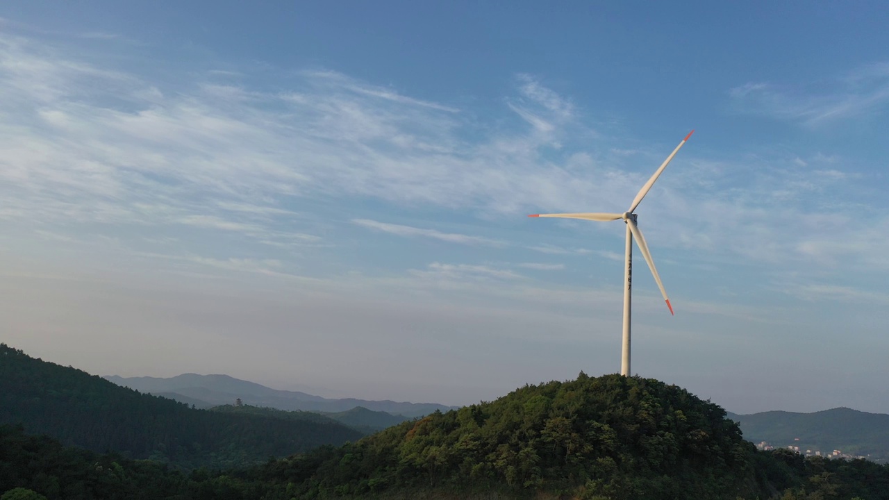 山顶风力发电站视频素材