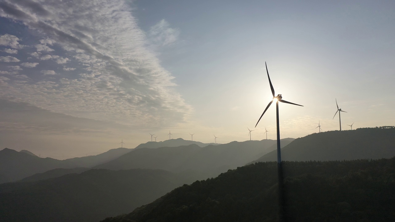 山顶风力发电站视频素材