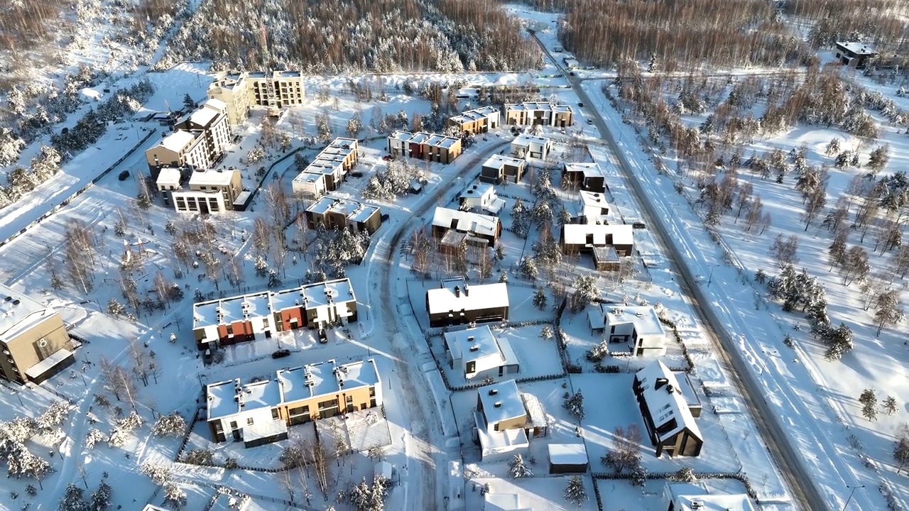 冬季日落的联排别墅，鸟瞰图。城里的冬天有雪。视频素材