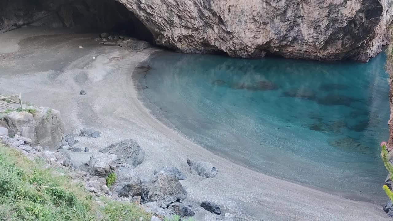 蓝海的俯视图。从鸟瞰美丽海滩上的海浪。从上面看海浪撞击空岩石的美景视频素材