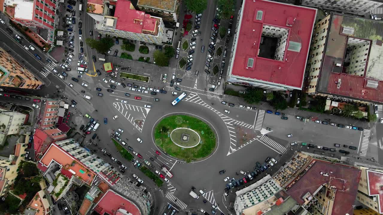 意大利那不勒斯欧洲城市的无人机交通视图。俯瞰那不勒斯的道路交通视频素材