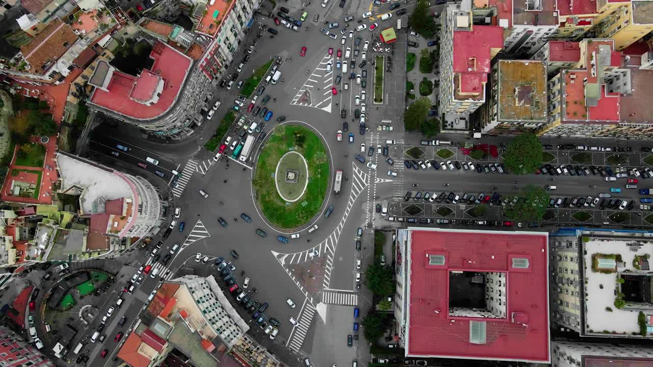 从无人机拍摄的时间推移道路交通视图。意大利那不勒斯的道路交通视频素材