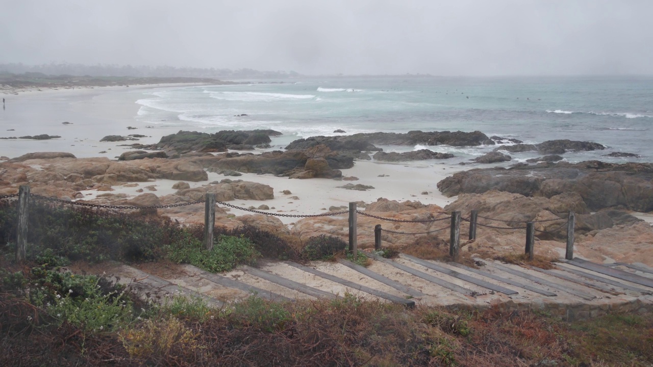 海洋沙滩沙丘，加州迷雾海岸。多雾多雨的天气，寒冷的大海。视频素材