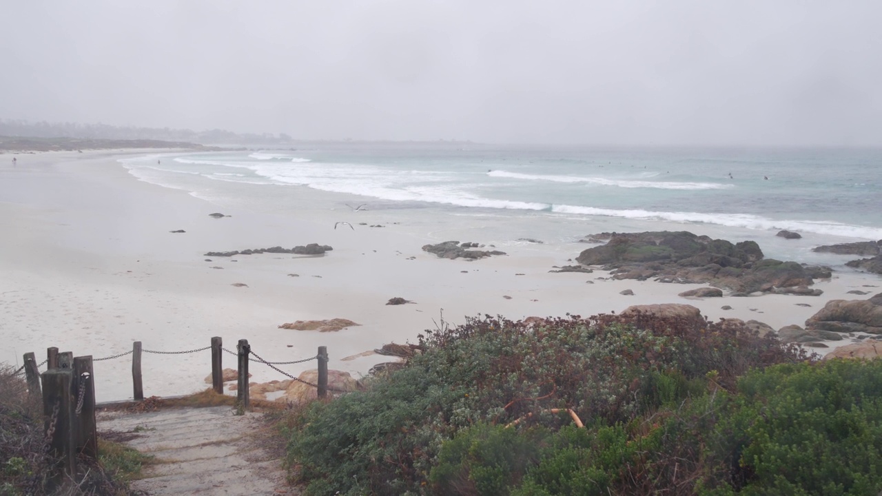 海洋沙滩沙丘，加州迷雾海岸。多雾多雨的天气，寒冷的大海。视频素材