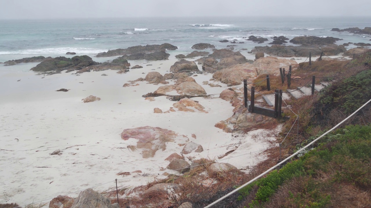 海洋沙滩沙丘，加州迷雾海岸。多雾多雨的天气，寒冷的大海。视频素材