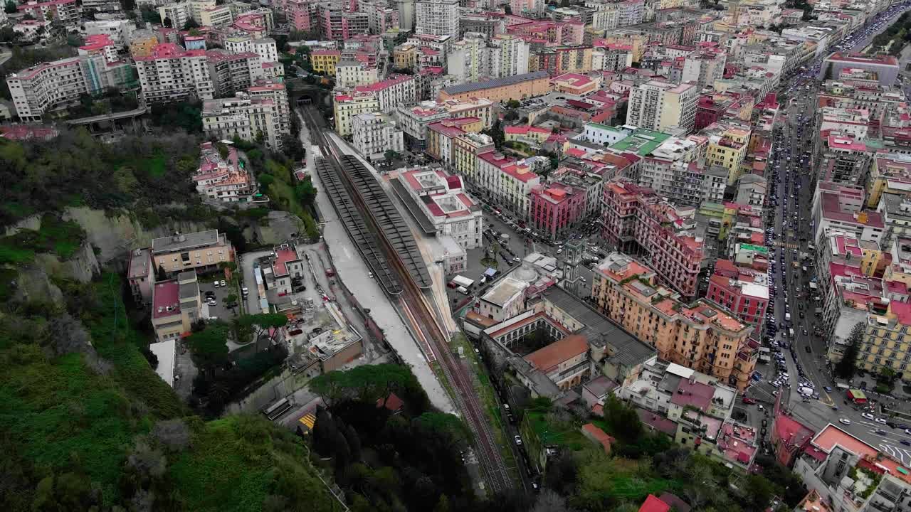 那不勒斯城全景，鸟瞰图。在意大利那不勒斯的房屋上空飞行视频素材