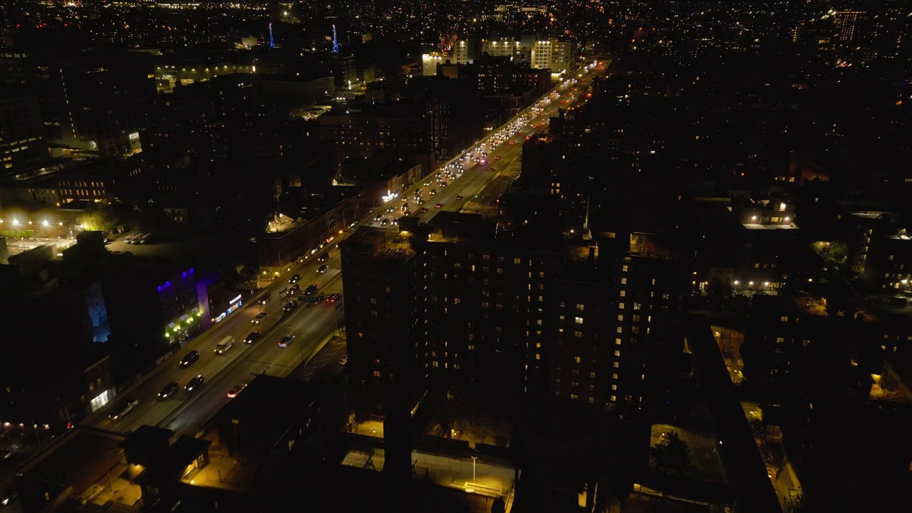 繁忙的多车道高速公路穿过大城市。都市夜景鸟瞰图。美国纽约市视频素材