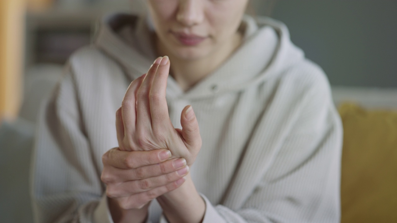 一名女子手腕疼痛视频素材