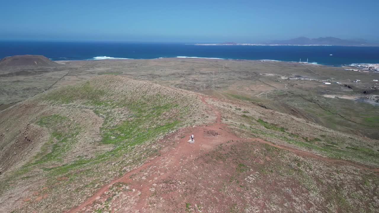 Corralejo Fuerteventura附近的巴尤约火山山顶的空中轨道剪辑视频素材