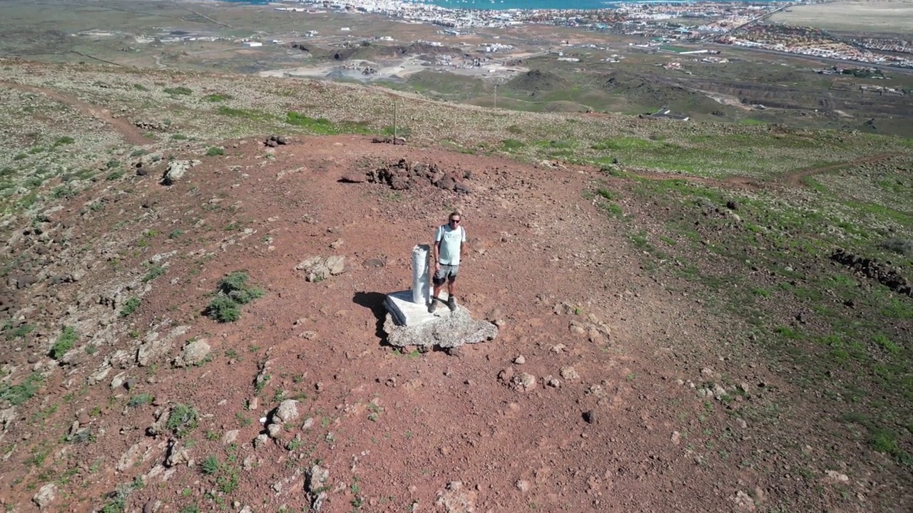 在Corralejo Fuerteventura附近的巴尤约火山山顶的空中反向显示剪辑视频素材