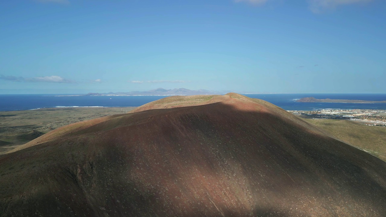 Corralejo Fuerteventura附近的巴尤约火山的空中上升显示剪辑视频素材