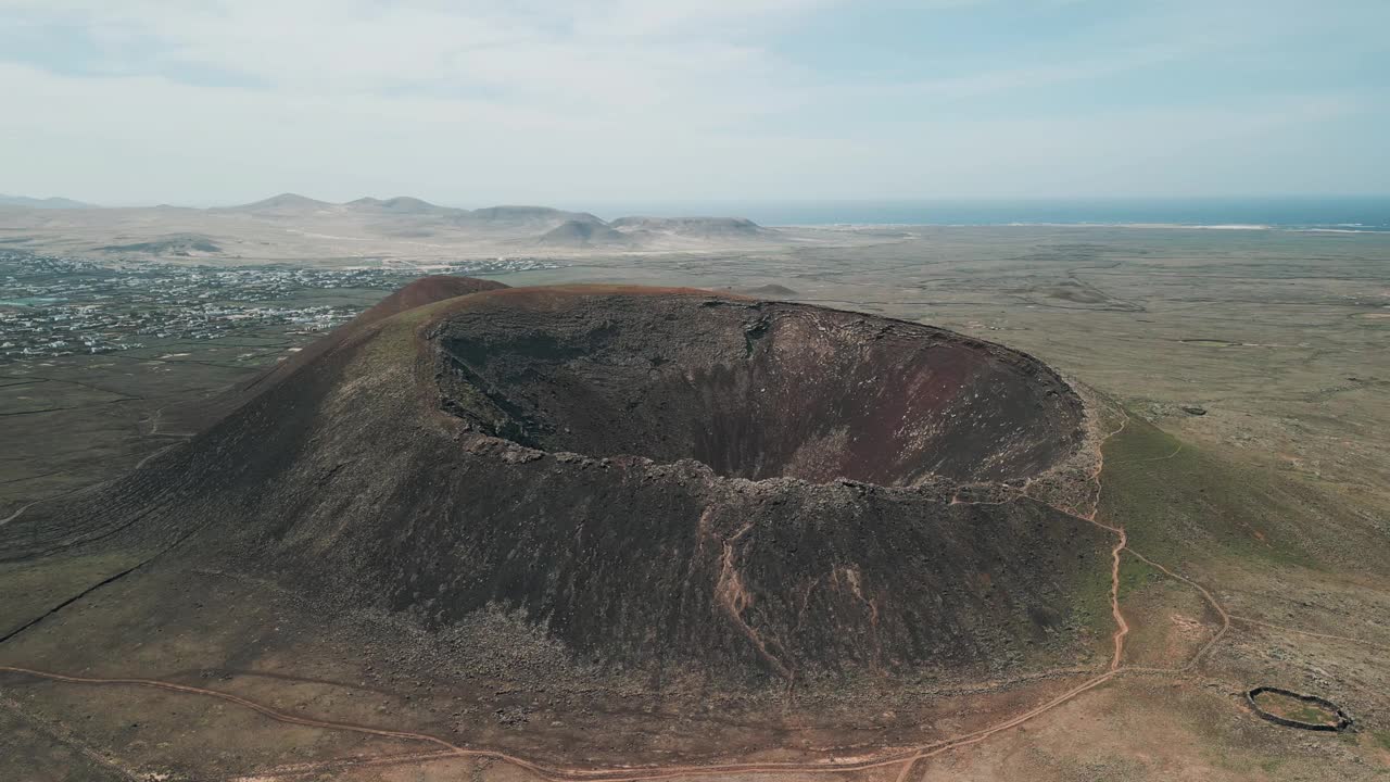 在Corralejo和Lajares Fuerteventura附近有深坑的引人注目的火山卡尔德隆Hondo火山的空中轨道剪辑视频素材