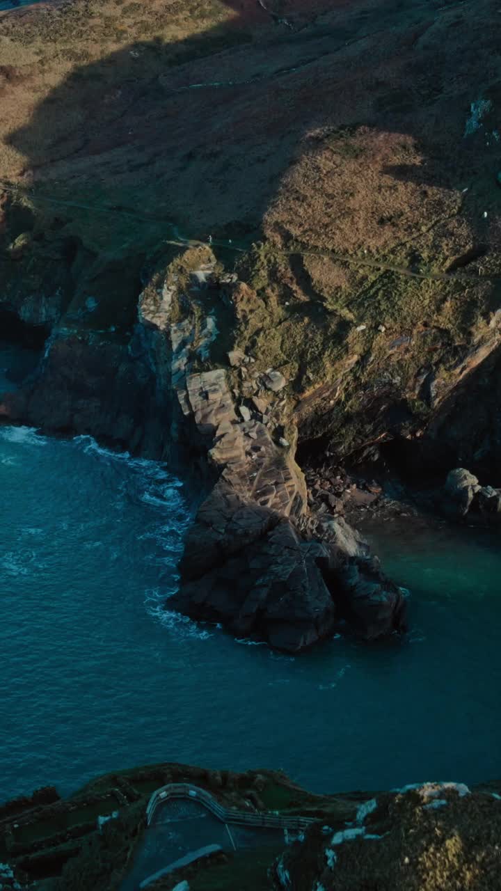 海景飞越岩石和海湾景观鸟瞰图垂直视频视频素材