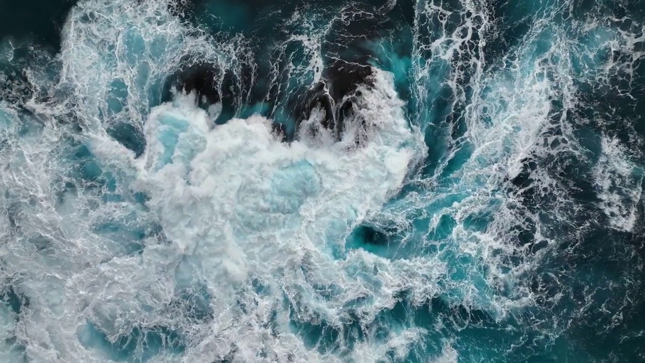 航拍的慢动作巨浪撞击。大海或海洋大的暴风雨冲浪清澈的蓝绿色水与泡沫白色纹理视频素材