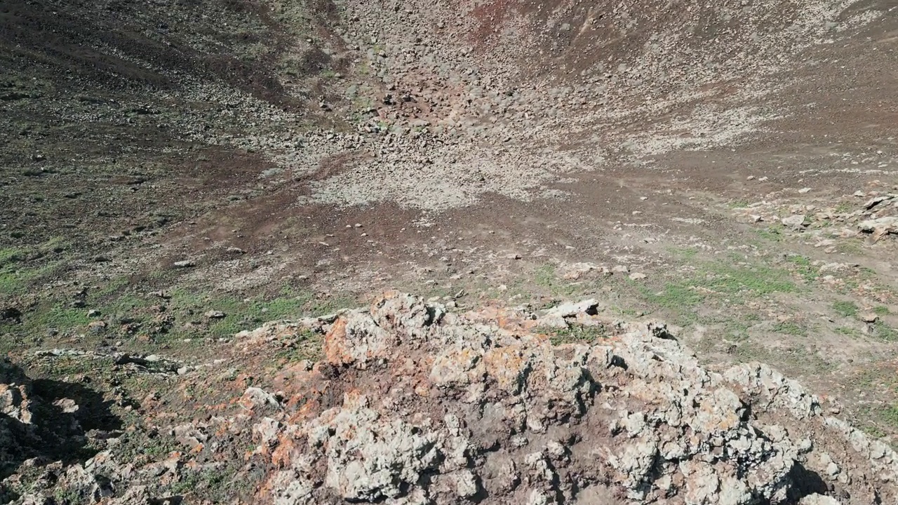 空中特写显示了戏剧性的卡尔德隆火山，在科拉雷霍和拉贾雷斯富尔特文图拉附近有深坑视频素材