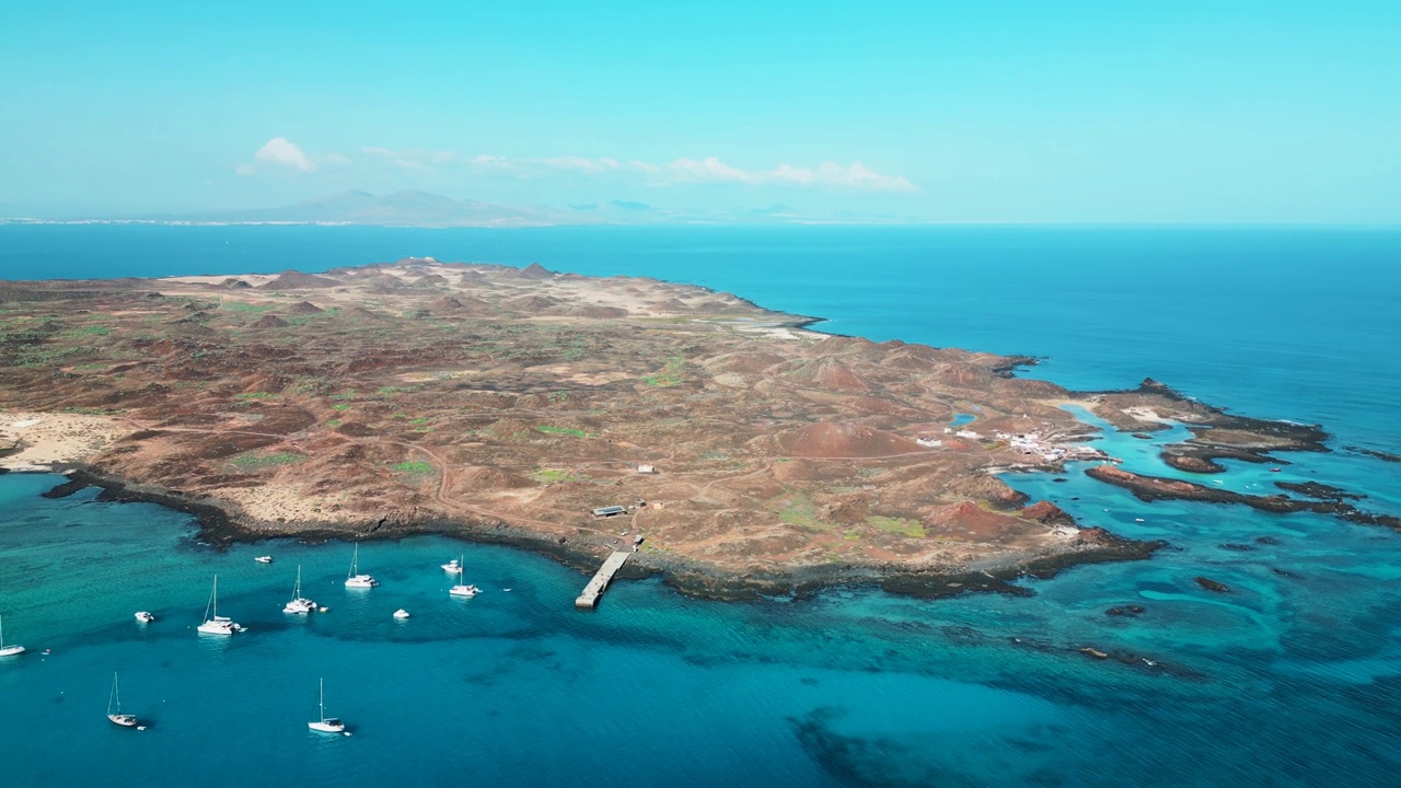 Corralejo Fuerteventura附近美丽的幽静海湾和热带Lobos岛的令人惊叹的高空航拍剪辑视频素材