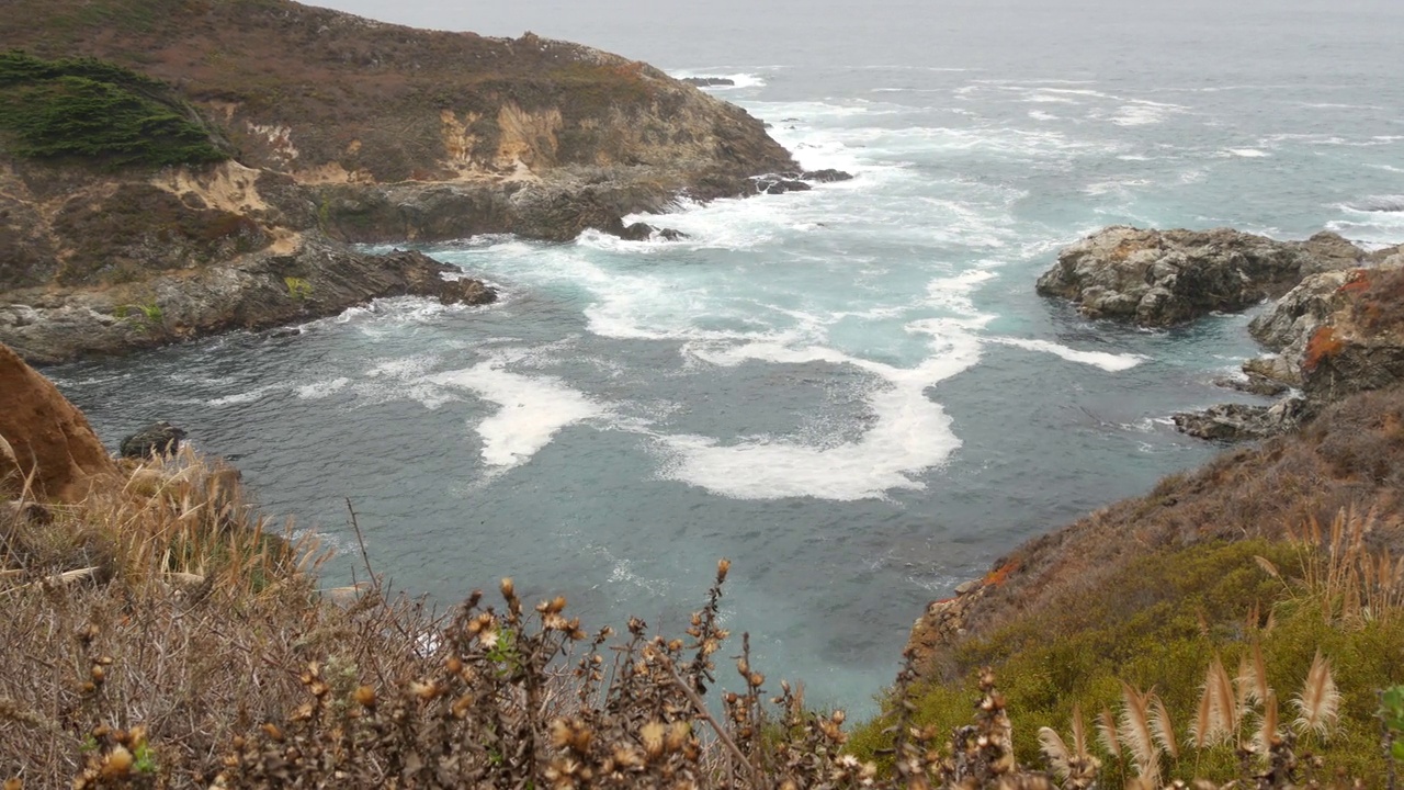 岩石嶙峋的海洋，多雾的天气。海浪拍打着海滩。加州，大苏尔。视频素材