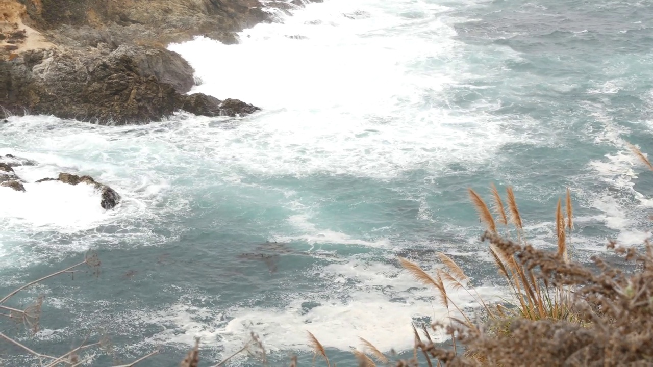 岩石嶙峋的海洋，多雾的天气。海浪拍打着海滩。加州，大苏尔。视频素材