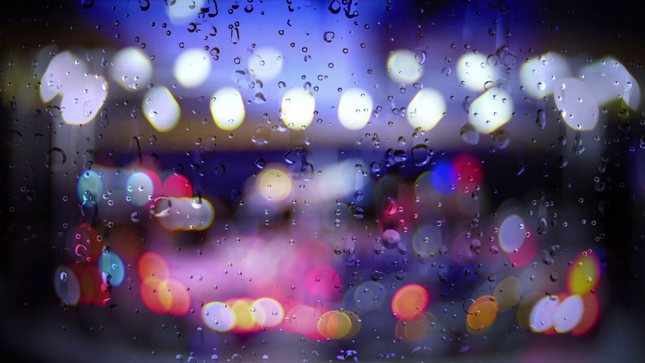 雨水顺着窗户流下来，背景很不均匀视频素材