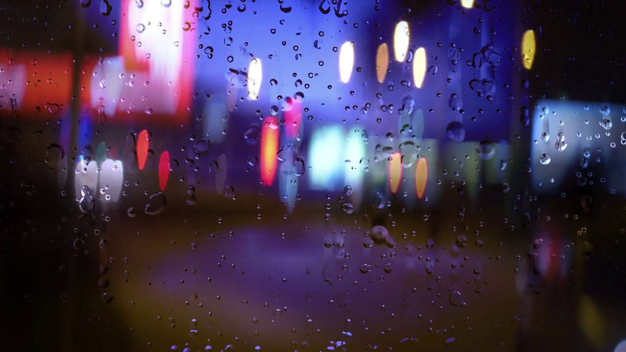 暴雨中雨水顺着窗户流下视频素材