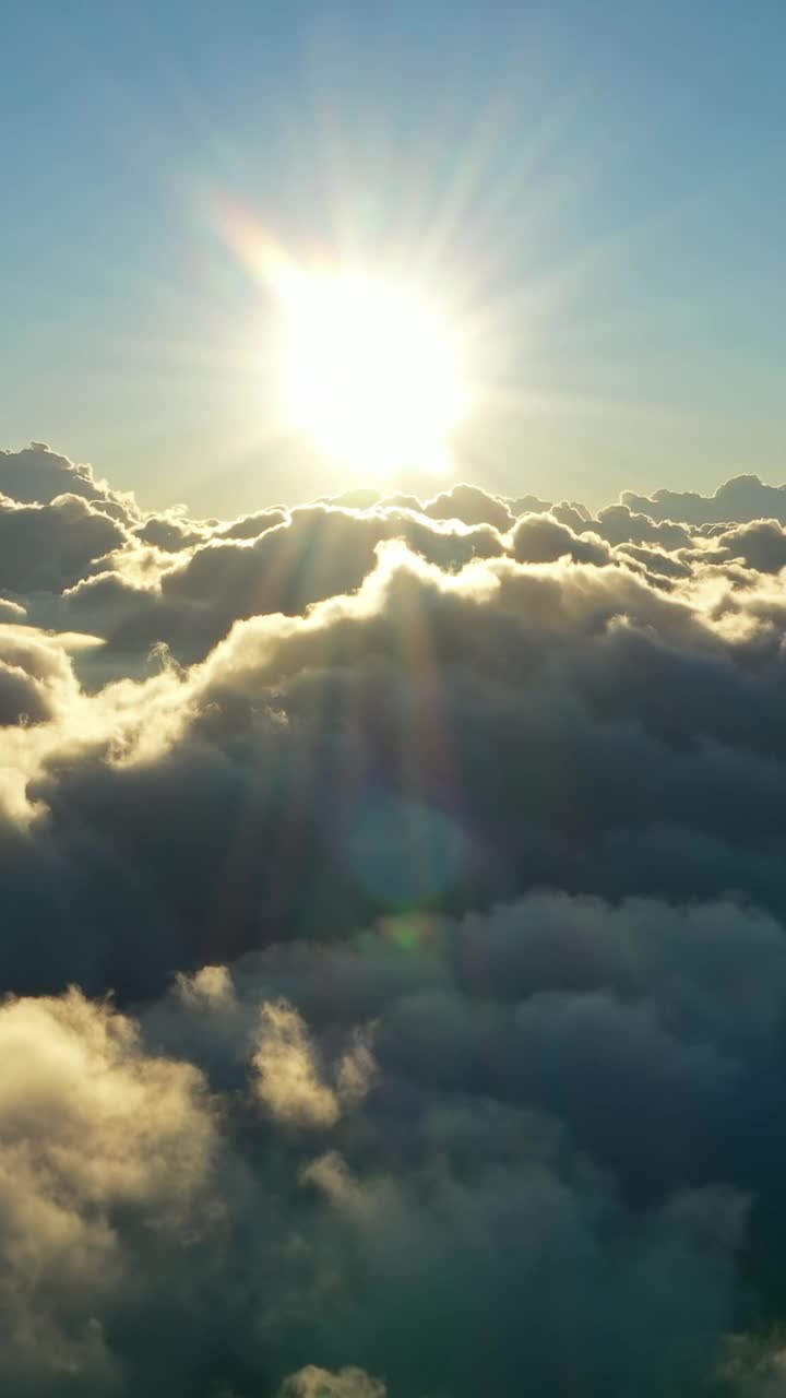 云和早晨太阳的鸟瞰图视频素材