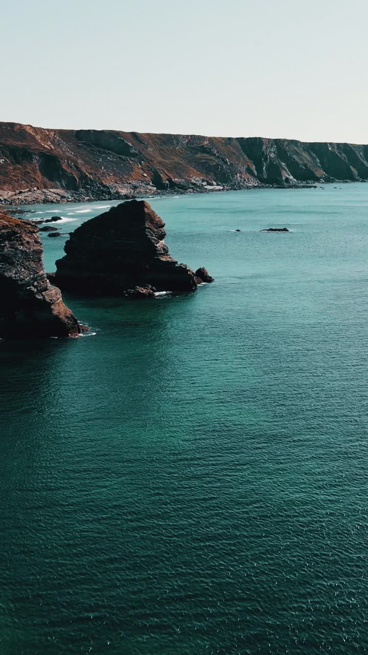 海洋海岸线的岩石与绿松石水垂直视频海洋海岸线的岩石与绿松石水垂直视频视频素材