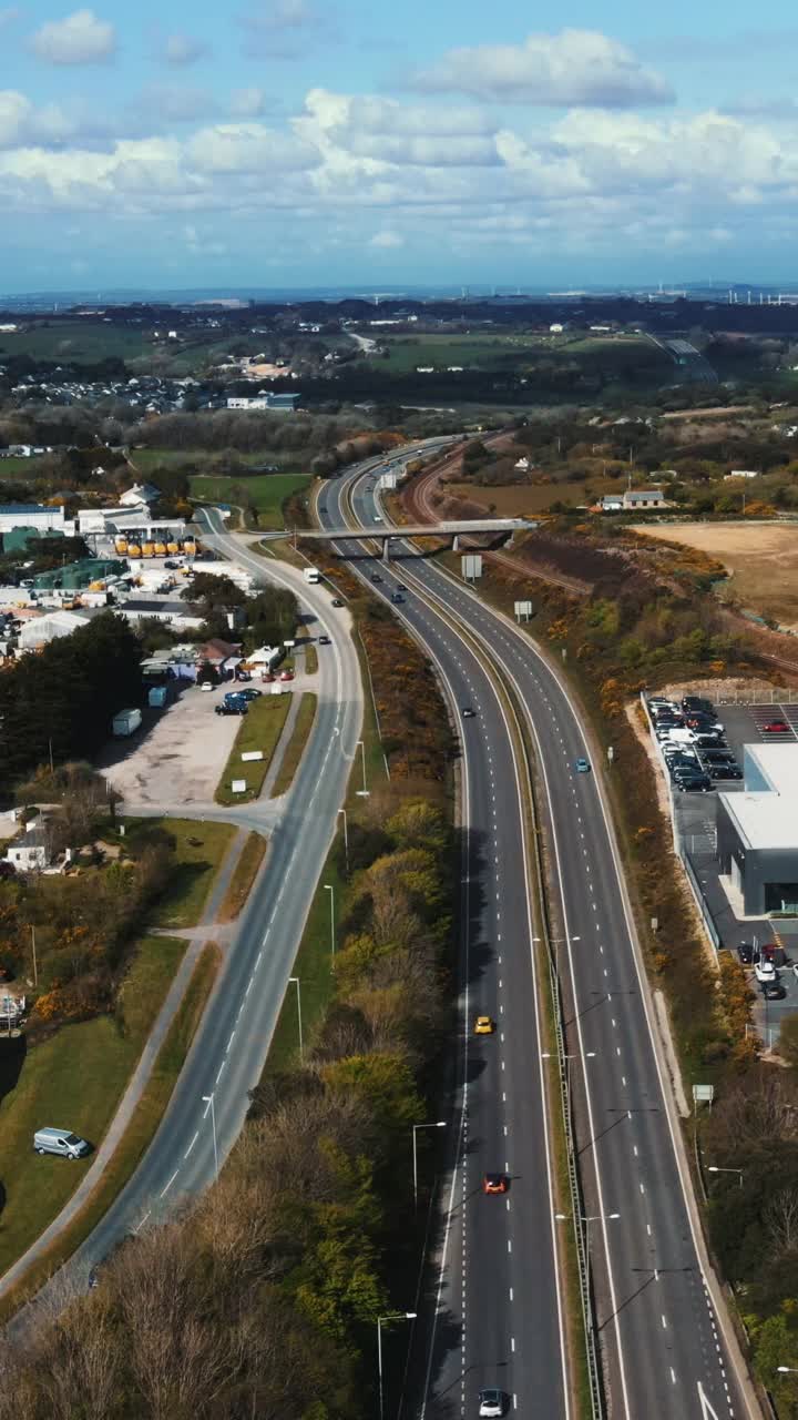 汽车在高速公路上行驶。停车与许多不同的车辆垂直视频视频素材