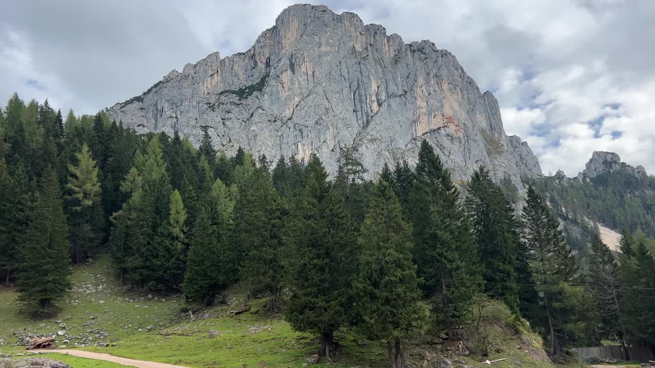 在奥地利阿尔卑斯山的夏天，美丽的山景与机械棒视频素材