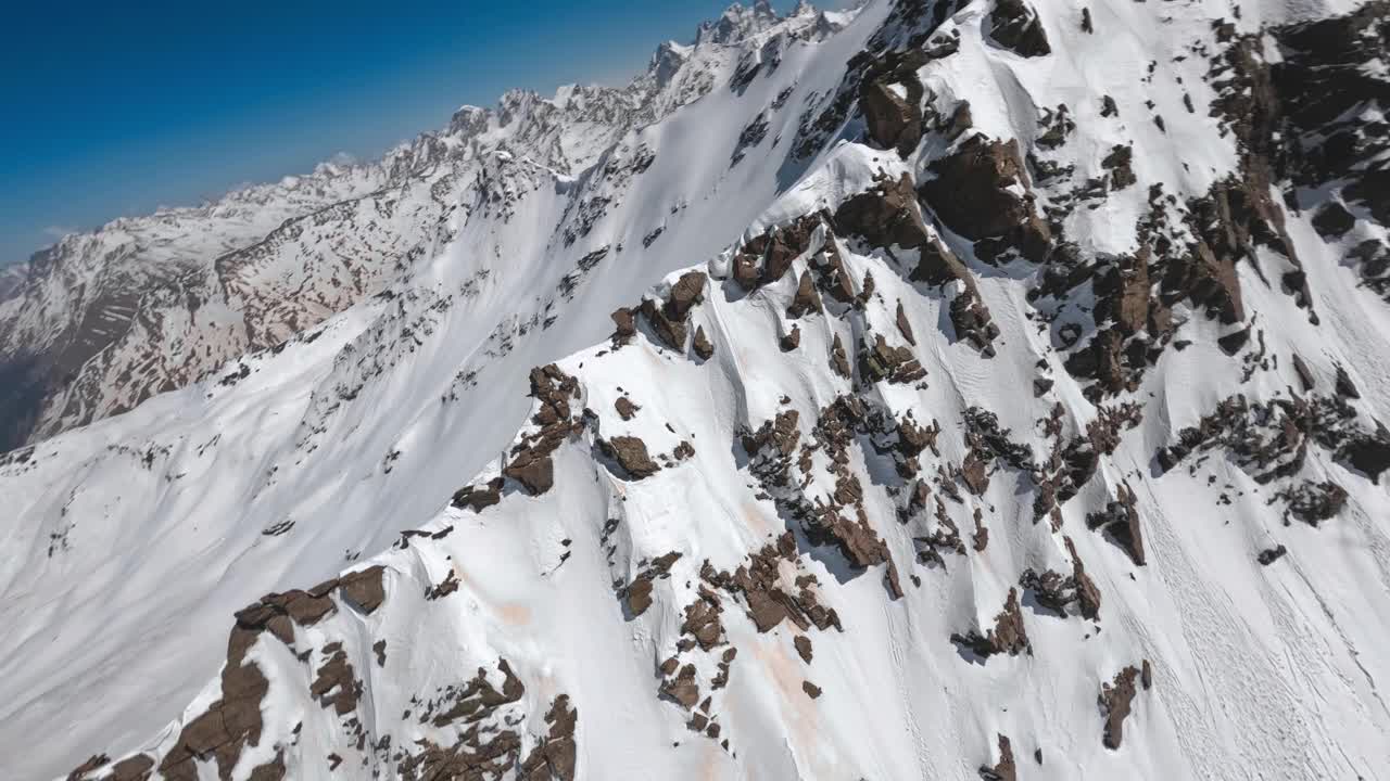 山间石质悬崖山脊结构冰雪冬季霜冻景观滑雪游空中全景观视频素材