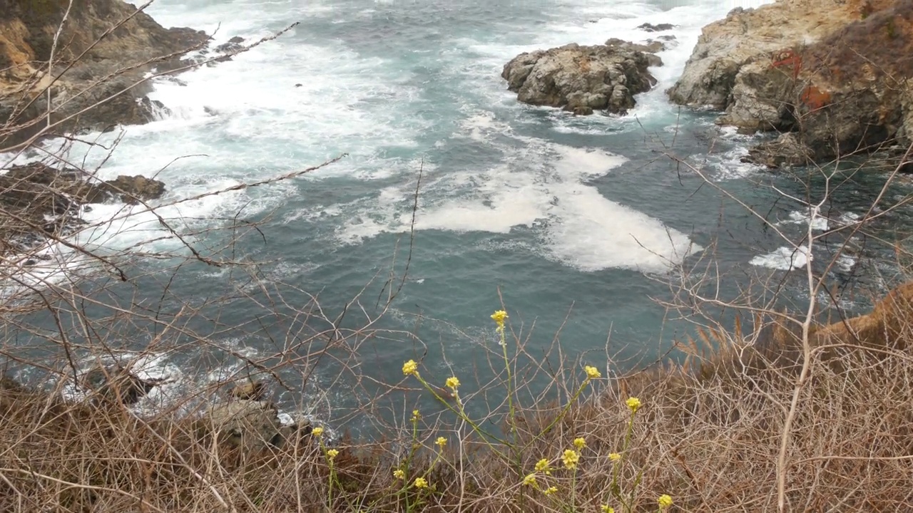 岩石嶙峋的海洋，多雾的天气。海浪拍打着海滩。加州，大苏尔。视频素材