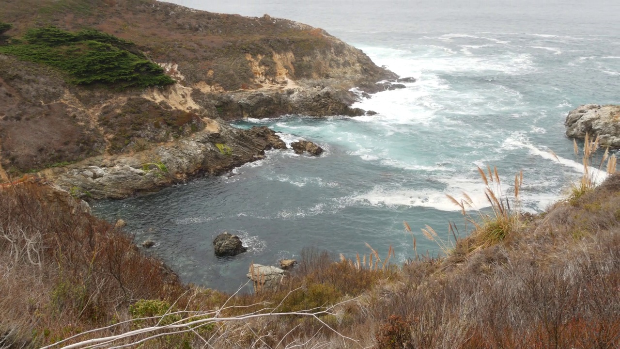 岩石嶙峋的海洋，多雾的天气。海浪拍打着海滩。加州，大苏尔。视频素材