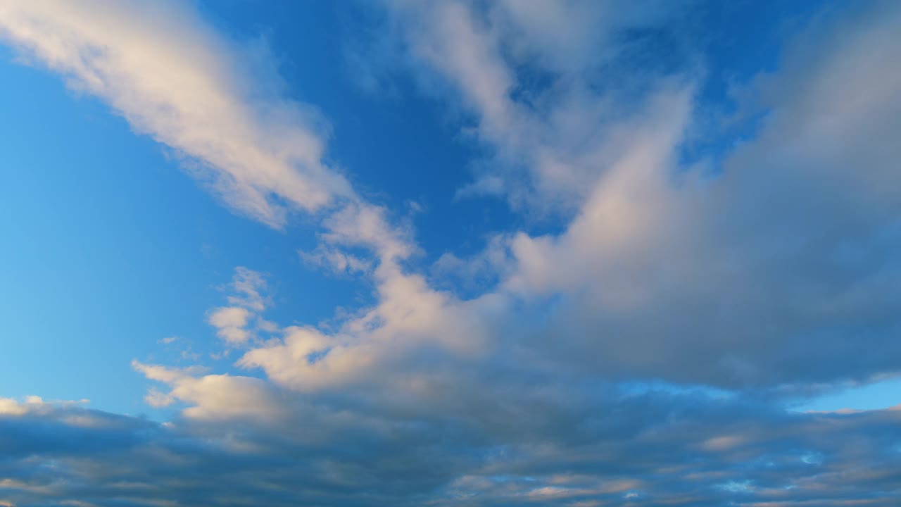 太阳在地平线下，云层在火红的天空中。被阳光照亮的云。间隔拍摄。视频素材