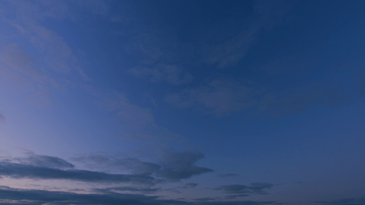 日落时分明亮的夜空的纹理。在燃烧的黎明云层的背景。间隔拍摄。视频素材