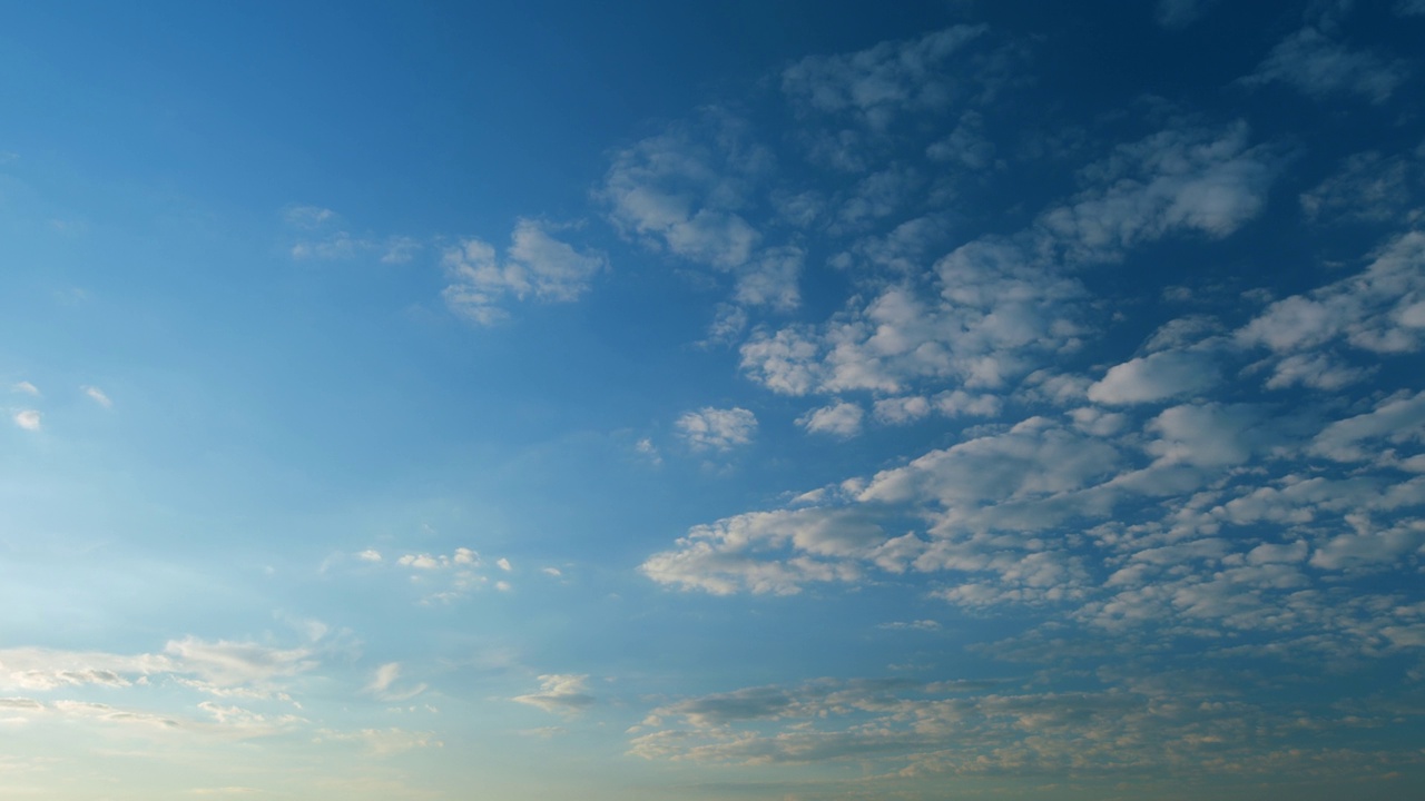 夏日蓝天白云作背景。层层的云空间。蓝色的天空，蓬松的白云，夏天的季节。时间流逝。视频素材